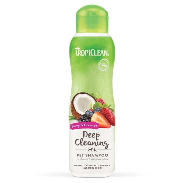 82001 Το σαμπουάν TropiClean Berry & Coconut Deep Cleansing για σκύλους και γάτες καθαρίζει σε βάθος τα κατοικίδια ζώα με πλούσιο αφρό, ενώ παράλληλα ενυδατώνει και περιποιείται το δέρμα και το τρίχωμά τους. Αραιώνεται 16 προς 1.