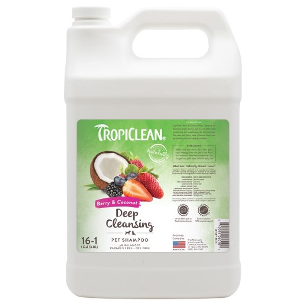 82209 1 Το σαμπουάν TropiClean Berry & Coconut Deep Cleansing για σκύλους και γάτες καθαρίζει σε βάθος τα κατοικίδια ζώα με πλούσιο αφρό, ενώ παράλληλα ενυδατώνει και περιποιείται το δέρμα και το τρίχωμά τους. Αραιώνεται 16 προς 1.